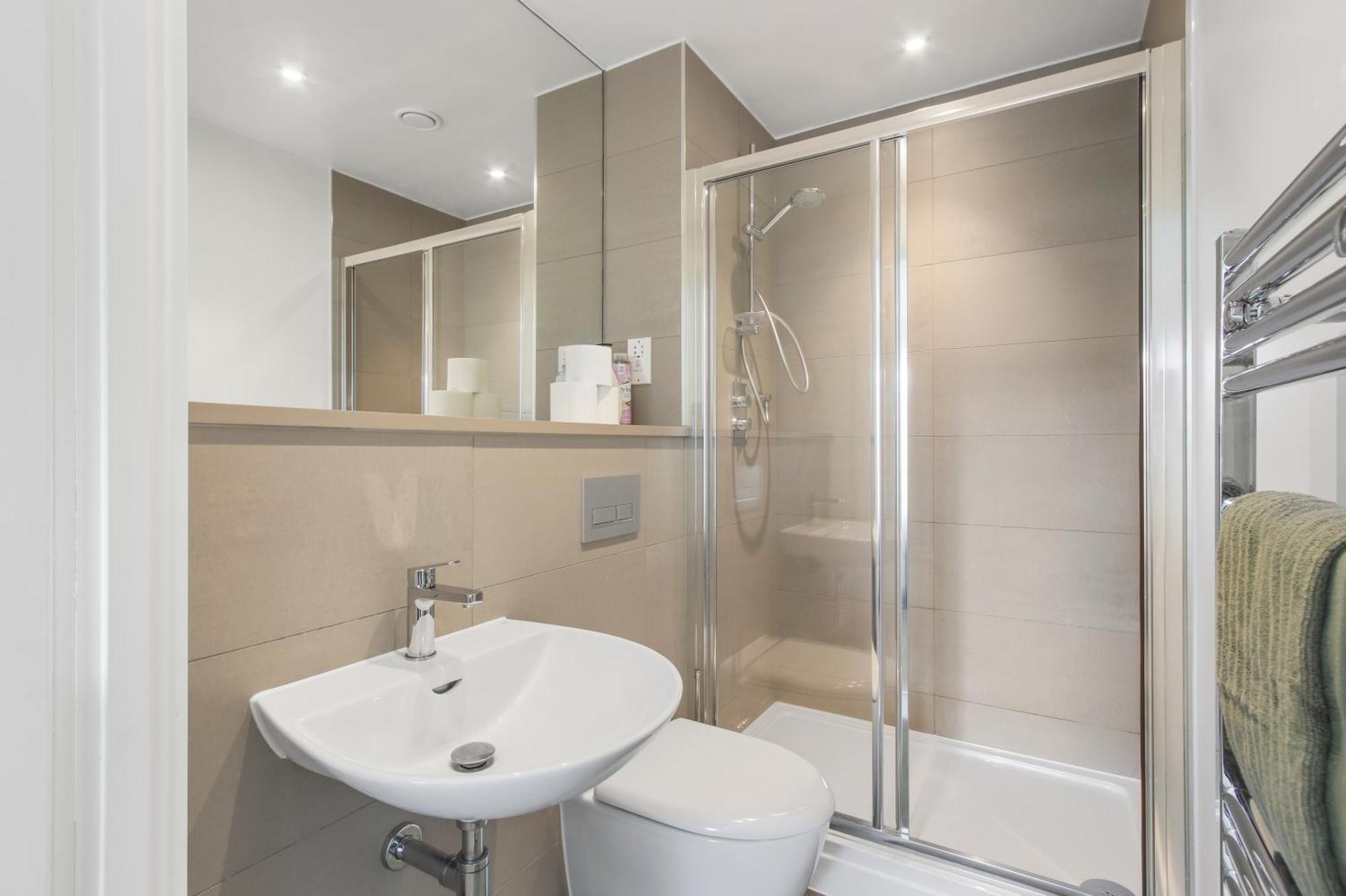 Centrally Located - Modern - 2Bed - 2Bath Apartment ลอนดอน ภายนอก รูปภาพ